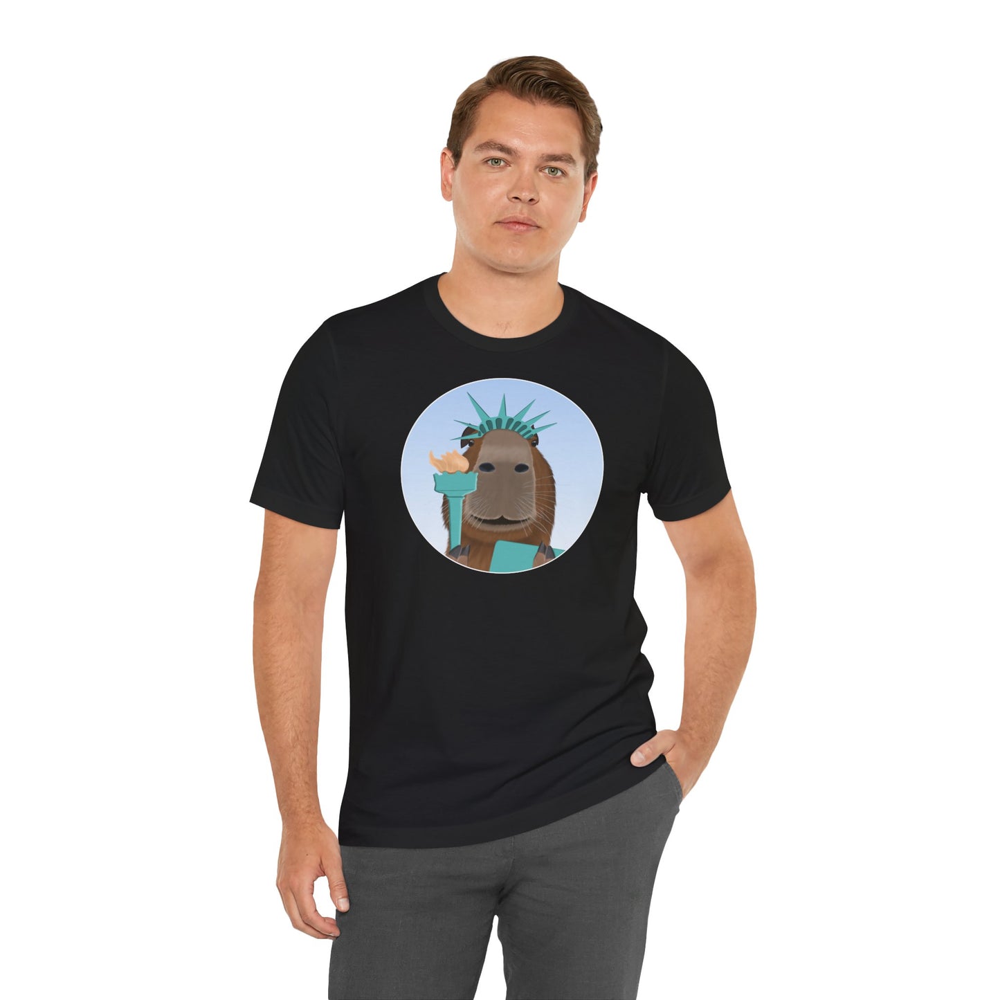Capybara als Freiheitsstatue mit Krone und Tafel Lustiges T-Shirt für Capybara-Freunde