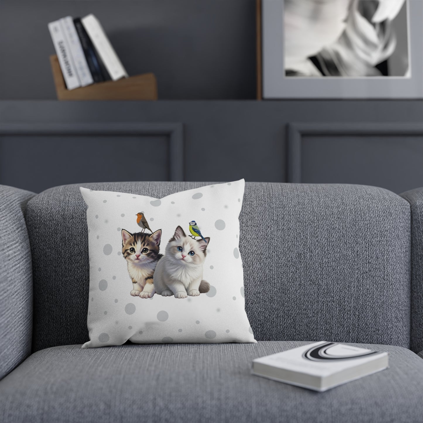 Rotkehlchen mit Katzenbabys Vogel Katzen Kissen – Dekokissen mit Katzenbabys Weiß