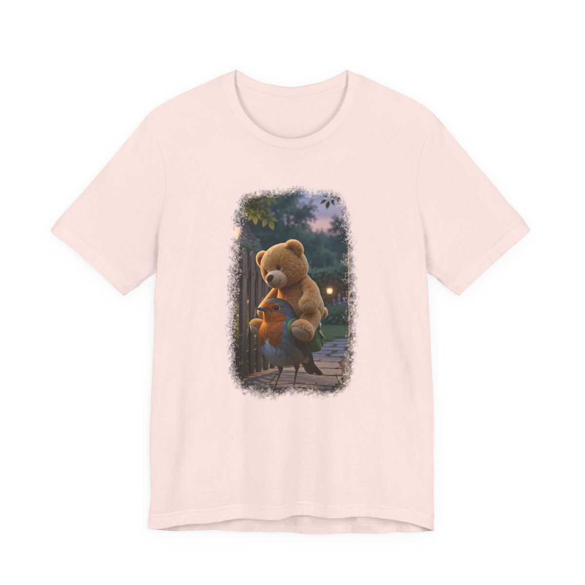 Pinkes T-Shirt aus Baumwolle. Auf der Brust ist eine witzige digitale Illustration aufgedruckt: Ein niedliches Rotkehlchen namens Rosi steht im Vorgarten und versucht, einen riesigen Kirmes-Teddybären in einen viel zu kleinen grünen Frosch-Rucksack zu quetschen.