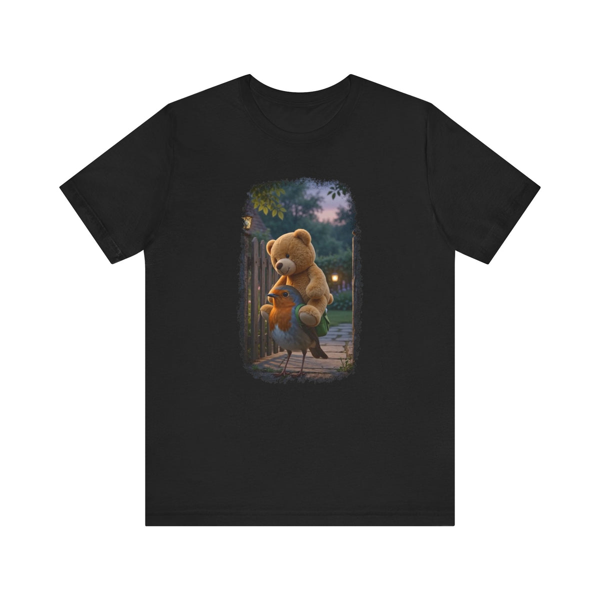 Schwarzes T-Shirt aus Baumwolle. Auf der Brust ist eine witzige digitale Illustration aufgedruckt: Ein niedliches Rotkehlchen namens Rosi steht im Vorgarten und versucht, einen riesigen Kirmes-Teddybären in einen viel zu kleinen grünen Frosch-Rucksack zu quetschen.