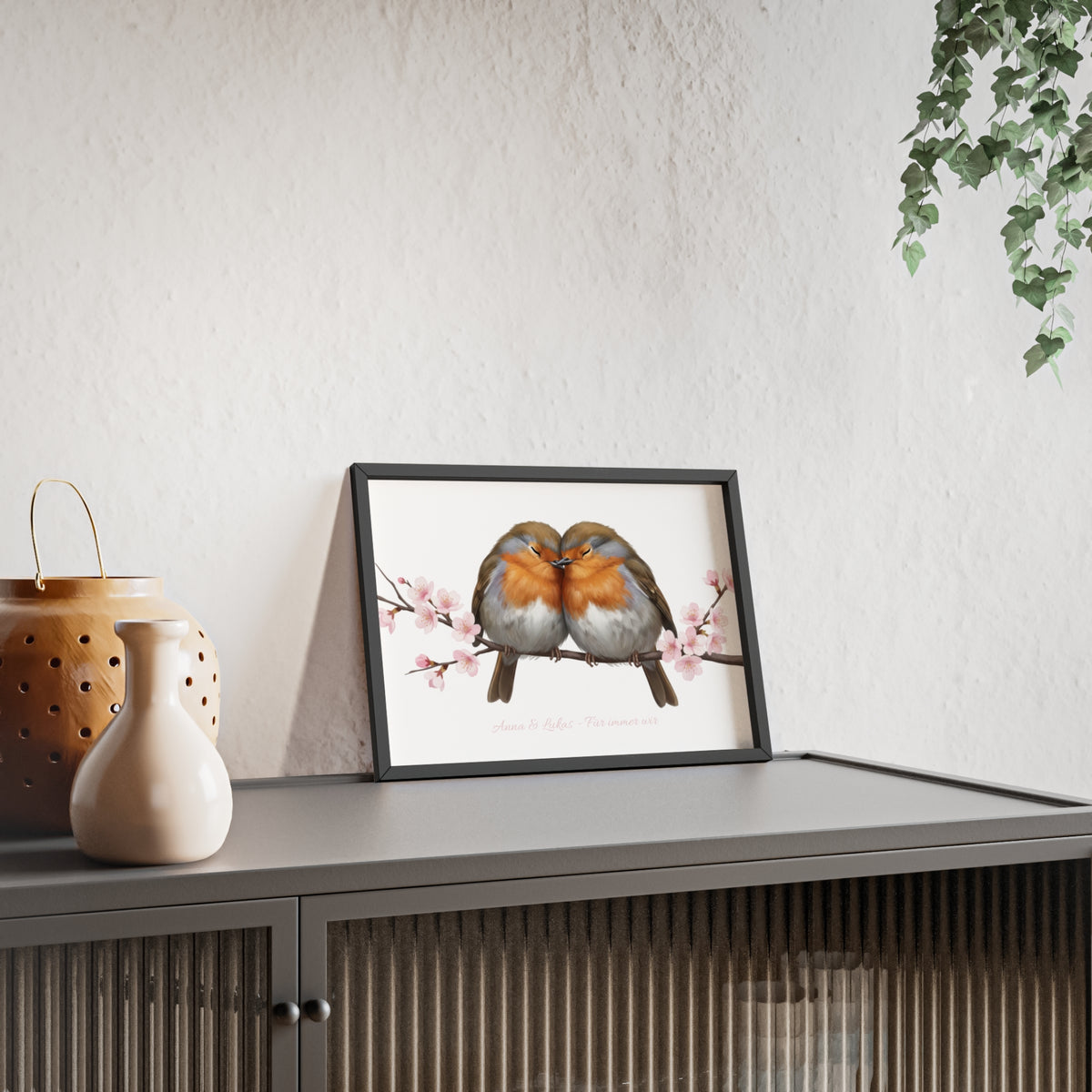 Personalisiertes Wandbild im Holzrahmen – Rotkehlchen-Paar mit Wunschnamen