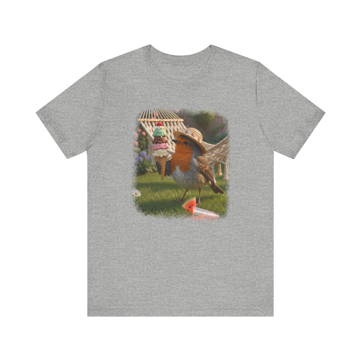Hellgraues T-Shirt aus weicher Baumwolle. Auf der Brust ist eine große, farbenfrohe digitale Illustration aufgedruckt: Das Rotkehlchen Rosi steht mit einem Sonnenhut in einem sommerlichen Garten und hält ein riesiges Eis mit vier Kugeln in den Flügeln.