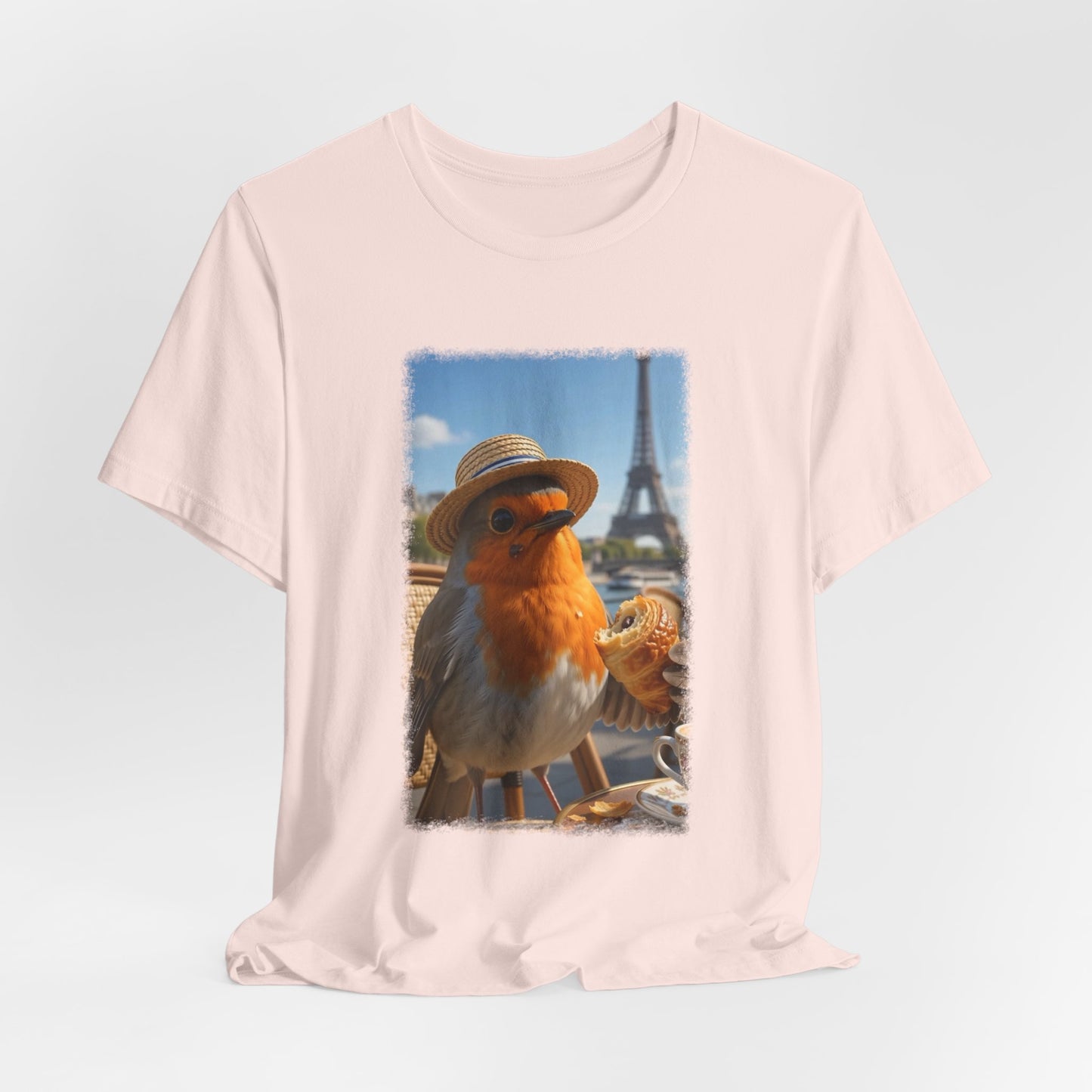 Rosi Rotkehlchen im Paris Bistro T-Shirt – Bequemes Premium Shirt für Vogelfreunde