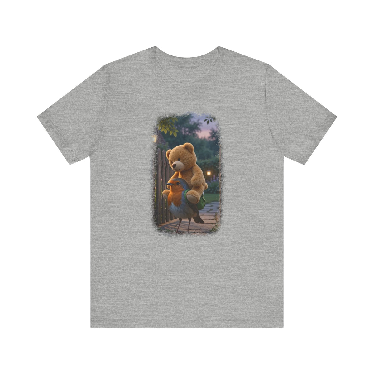 Hellgrau meliertes T-Shirt aus Baumwolle. Auf der Brust ist eine witzige digitale Illustration aufgedruckt: Ein niedliches Rotkehlchen namens Rosi steht im Vorgarten und versucht, einen riesigen Kirmes-Teddybären in einen viel zu kleinen grünen Frosch-Rucksack zu quetschen.