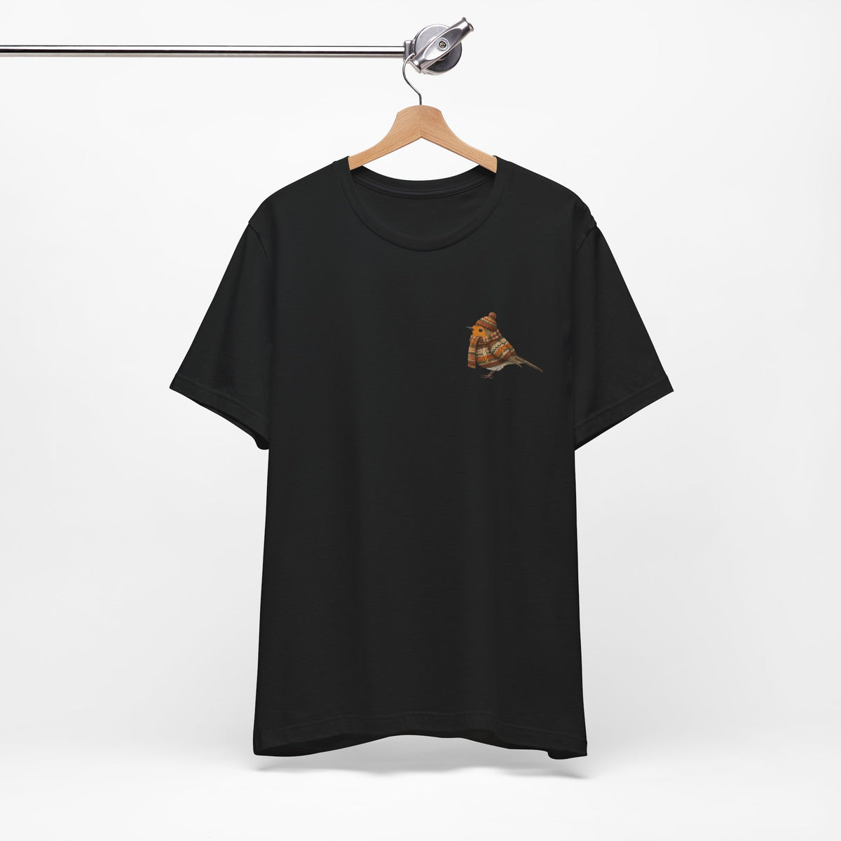 Rotkehlchen in Strick T-Shirt – Weiches Premium Shirt mit Winterlichem Vogelmotiv für Vogelbeobachter