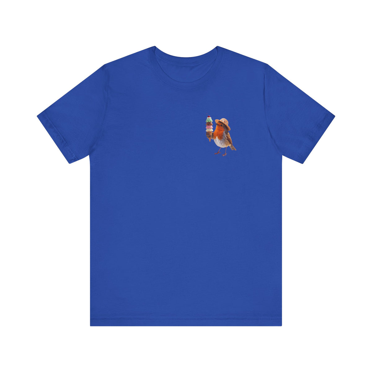Blaues T-Shirt aus weicher Baumwolle. Auf der linken Brusthälfte ist eine kleine, detailreiche digitale Illustration aufgedruckt: Ein niedliches Rotkehlchen namens Rosi mit Sonnenhut, das freudig eine riesige Eiswaffel mit vier Kugeln hält.