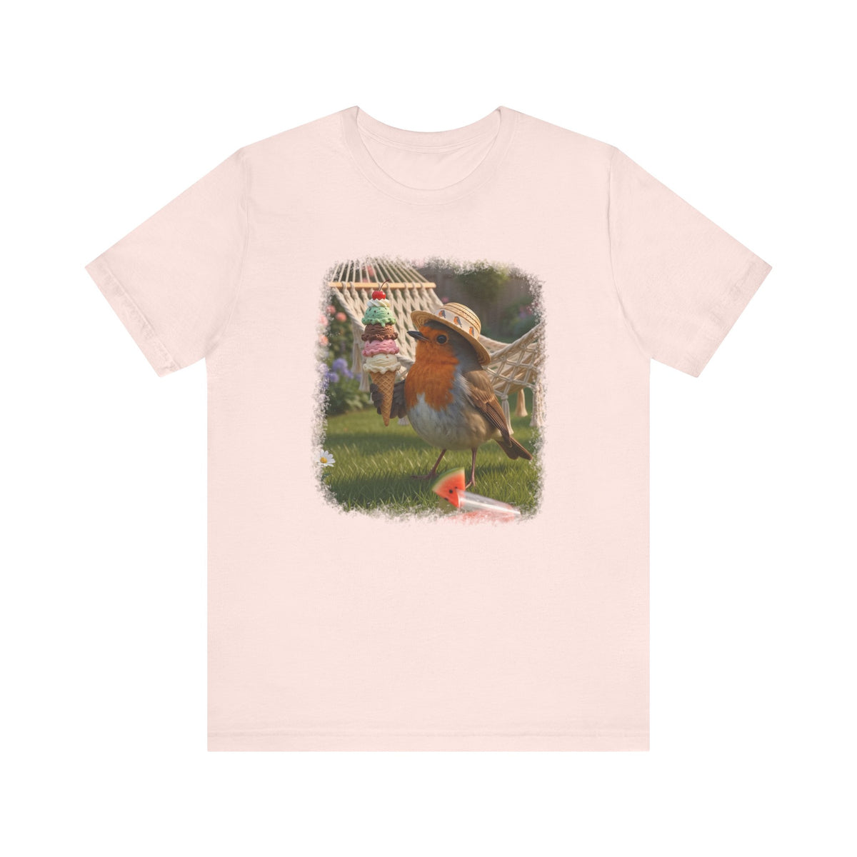Pinkes T-Shirt aus weicher Baumwolle. Auf der Brust ist eine große, farbenfrohe digitale Illustration aufgedruckt: Das Rotkehlchen Rosi steht mit einem Sonnenhut in einem sommerlichen Garten und hält ein riesiges Eis mit vier Kugeln in den Flügeln.