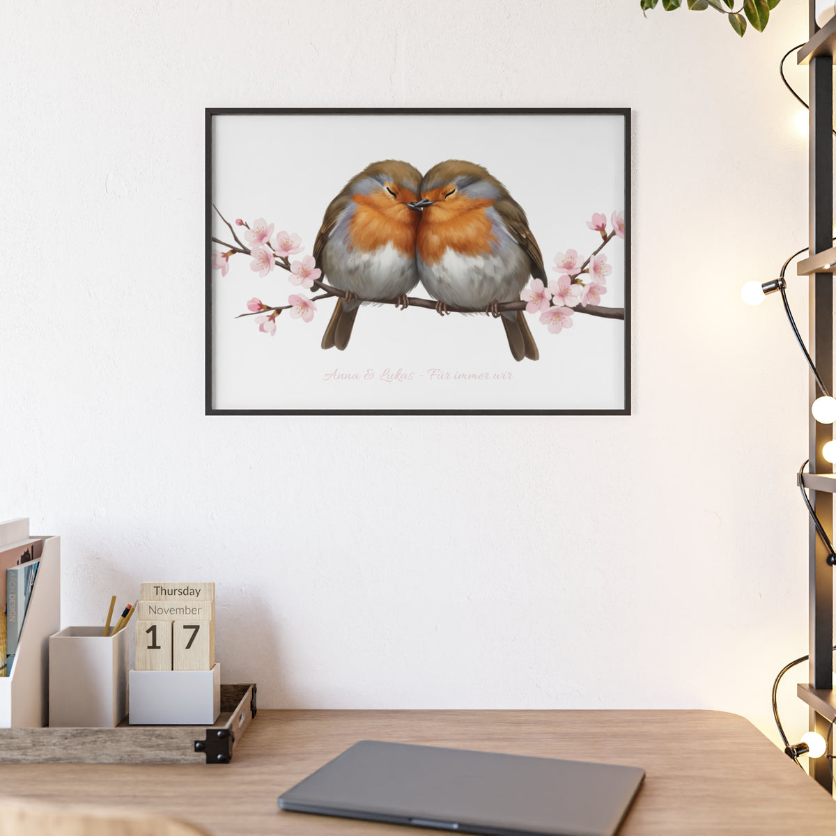 Personalisiertes Wandbild im Holzrahmen – Rotkehlchen-Paar mit Wunschnamen
