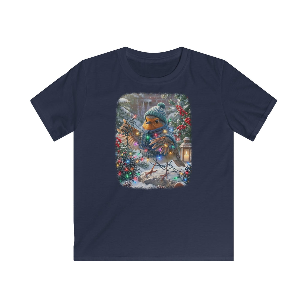 Lustiges Vogel T-Shirt für Kinder. Das kleine Rotkehlchen Rosi trägt Mütze und Schal im Winter und hat sich beim Schmücken lustig in einer leuchtenden Lichterkette verheddert. Ein schönes Geschenk für kleine Vogelfreunde, Vogelbeobachter und Nachwuchs-Biologen.