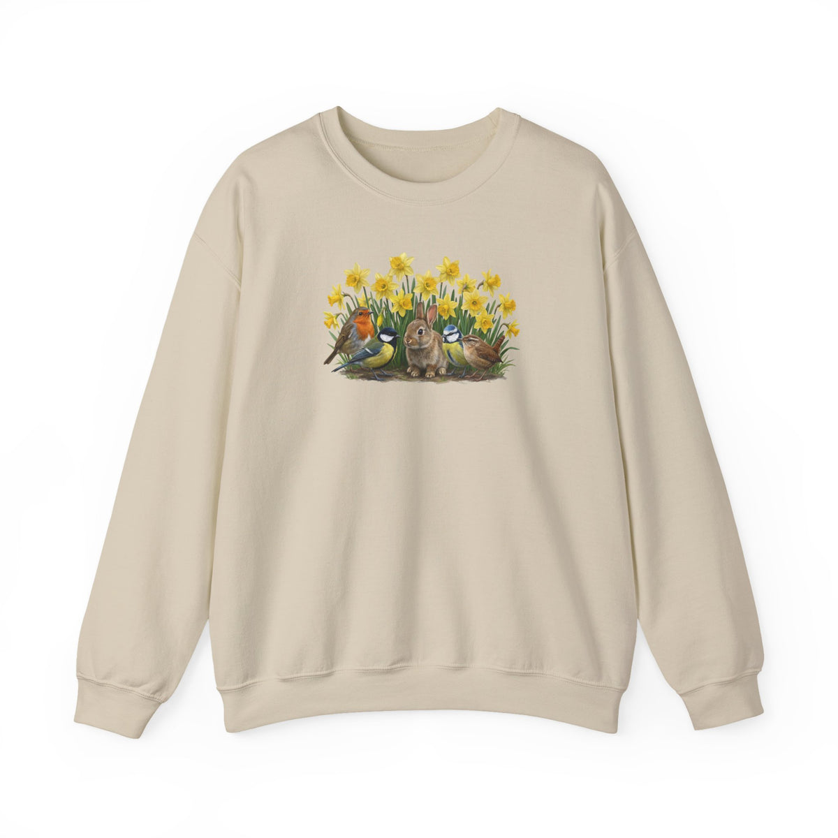 Cremefarbener Sweatshirt mit großem Oster-Motiv auf der Brust: Ein braunes Kaninchen umringt von Rotkehlchen, Meisen, Zaunkönig und gelben Osterglocken.