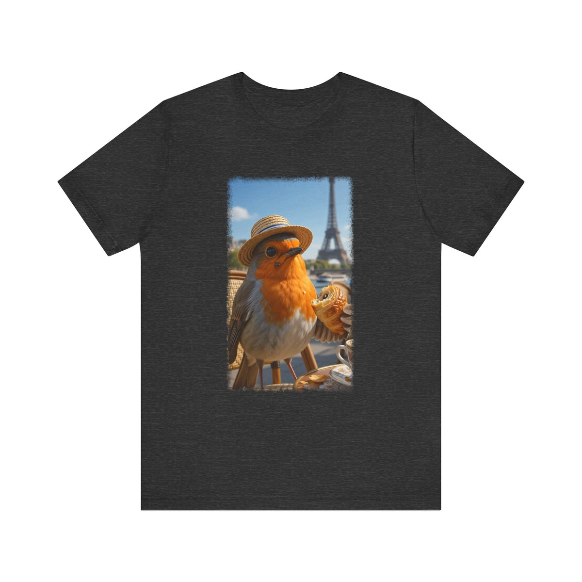 Weiches Premium T-Shirt mit einer digital gemalten Illustration von Rosi Rotkehlchen, das ein Croissant in einem Pariser Bistro vor dem Eiffelturm isst.