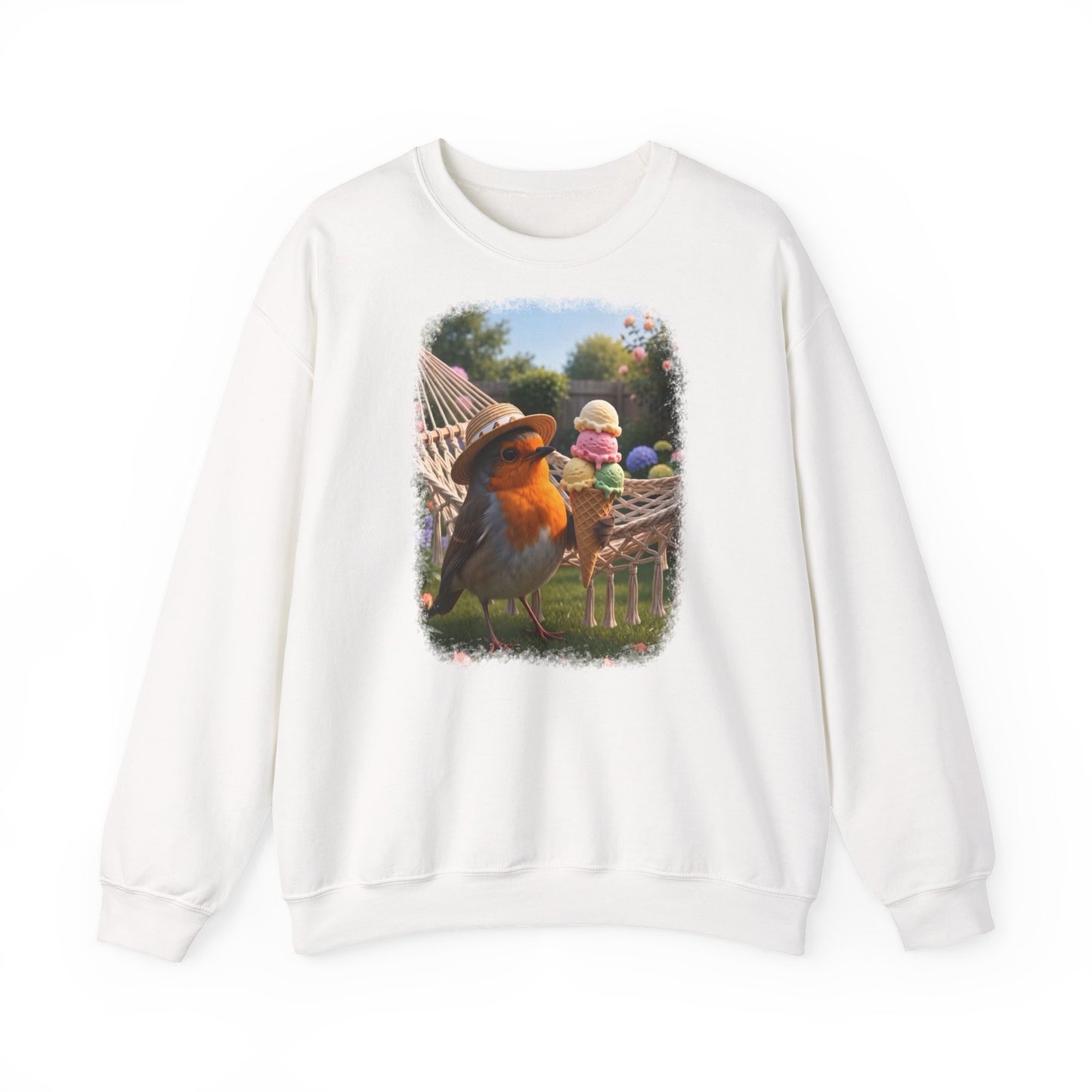Weißes Unisex Sweatshirt. Auf der Brust ist eine großflächige digitale Illustration aufgedruckt: Das Rotkehlchen Rosi steht mit Sonnenhut in einem sommerlichen Garten und hält ein riesiges Eis mit fünf Kugeln.
