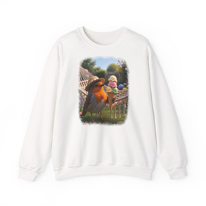 Weißes Unisex Sweatshirt. Auf der Brust ist eine großflächige digitale Illustration aufgedruckt: Das Rotkehlchen Rosi steht mit Sonnenhut in einem sommerlichen Garten und hält ein riesiges Eis mit fünf Kugeln.