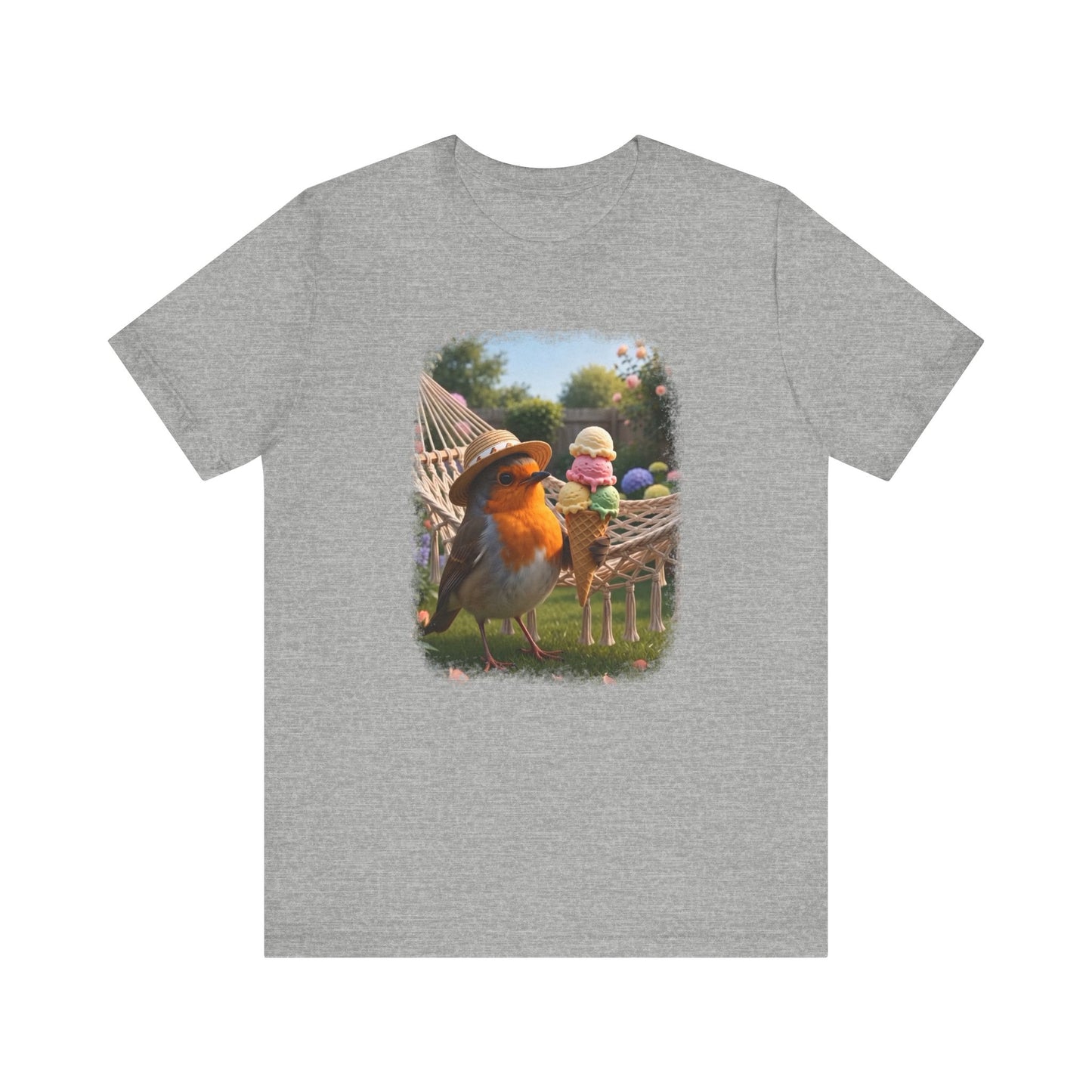 Hellgrau meliertes T-Shirt aus weicher Baumwolle. Auf der Brust ist eine große, farbenfrohe digitale Illustration aufgedruckt: Das Rotkehlchen Rosi steht mit einem Sonnenhut in einem sommerlichen Garten und hält ein riesiges Eis mit vier Kugeln in den Flügeln.