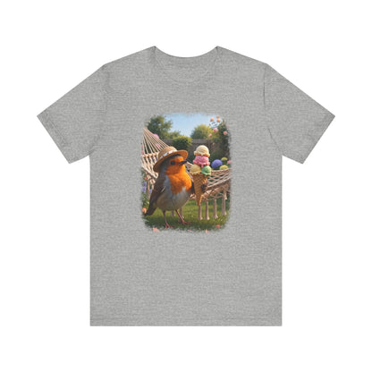 Hellgrau meliertes T-Shirt aus weicher Baumwolle. Auf der Brust ist eine große, farbenfrohe digitale Illustration aufgedruckt: Das Rotkehlchen Rosi steht mit einem Sonnenhut in einem sommerlichen Garten und hält ein riesiges Eis mit vier Kugeln in den Flügeln.