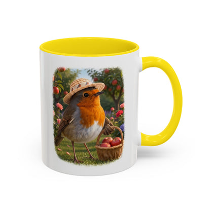 Weiße Keramiktasse mit gelbem Henkel und Innenseite. Das aufgedruckte Motiv zeigt eine digitale Illustration von einem Rotkehlchen namens Rosi, das einen Sonnenhut trägt und mit einem vollen Apfelkörbchen im Flügel unter Apfelbäumen steht.