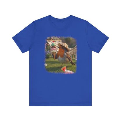 Blaues T-Shirt aus weicher Baumwolle. Auf der Brust ist eine große, farbenfrohe digitale Illustration aufgedruckt: Das Rotkehlchen Rosi steht mit einem Sonnenhut in einem sommerlichen Garten und hält ein riesiges Eis mit vier Kugeln in den Flügeln.