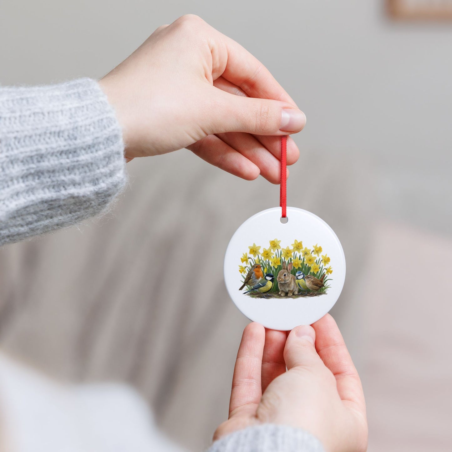 Rotkehlchen Blaumeise Zaunkönig mit Kaninchen und Osterglocken Premium Keramik-Ornament
