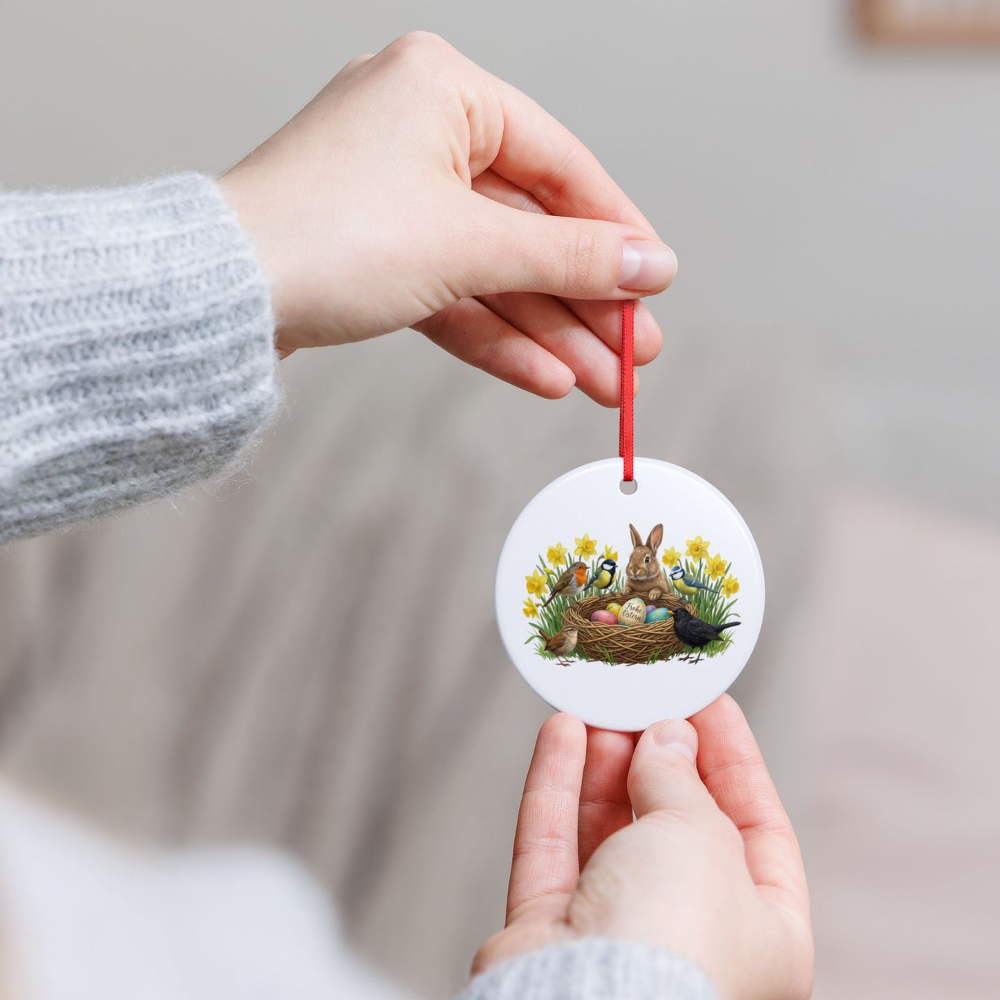 Amsel Rotkehlchen Blaumeise mit Kaninchen und Osterglocken Premium Keramik-Ornament