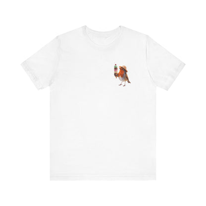 Weißes T-Shirt aus weicher Baumwolle. Auf der linken Brusthälfte ist eine kleine, detailreiche digitale Illustration aufgedruckt: Ein niedliches Rotkehlchen namens Rosi mit Sonnenhut, das freudig eine riesige Eiswaffel mit vier Kugeln hält.