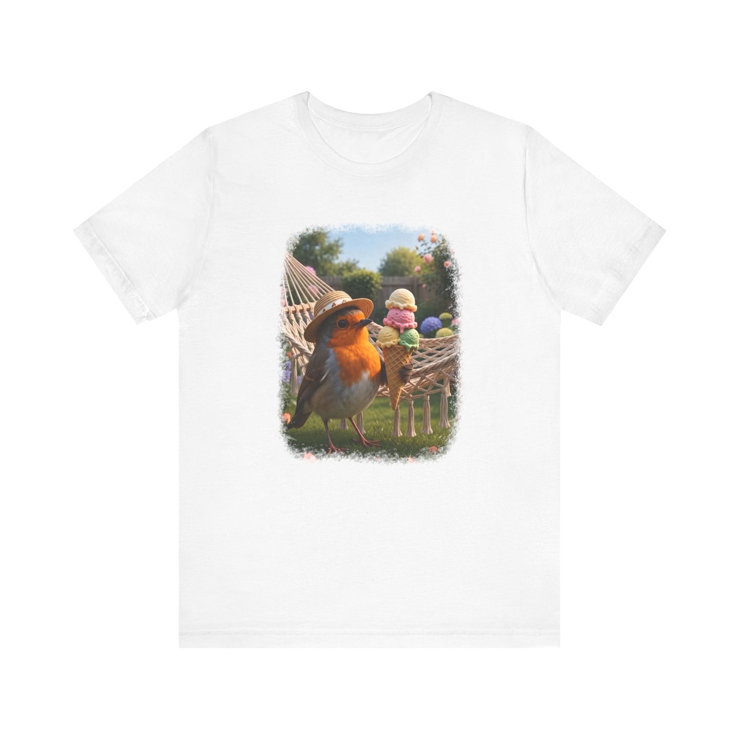 Weißes T-Shirt aus weicher Baumwolle. Auf der Brust ist eine große, farbenfrohe digitale Illustration aufgedruckt: Das Rotkehlchen Rosi steht mit einem Sonnenhut in einem sommerlichen Garten und hält ein riesiges Eis mit vier Kugeln in den Flügeln.