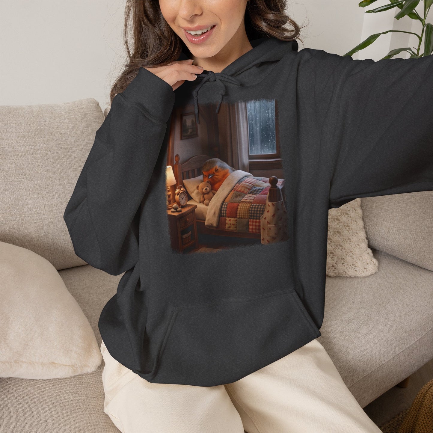 Süßes Rotkehlchen Hoodie im Bett mit Teddy | Kuscheliger Vogel Kapuzenpullover für Langschläfer