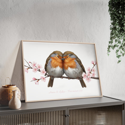 Personalisiertes Wandbild im Holzrahmen – Rotkehlchen-Paar mit Wunschnamen