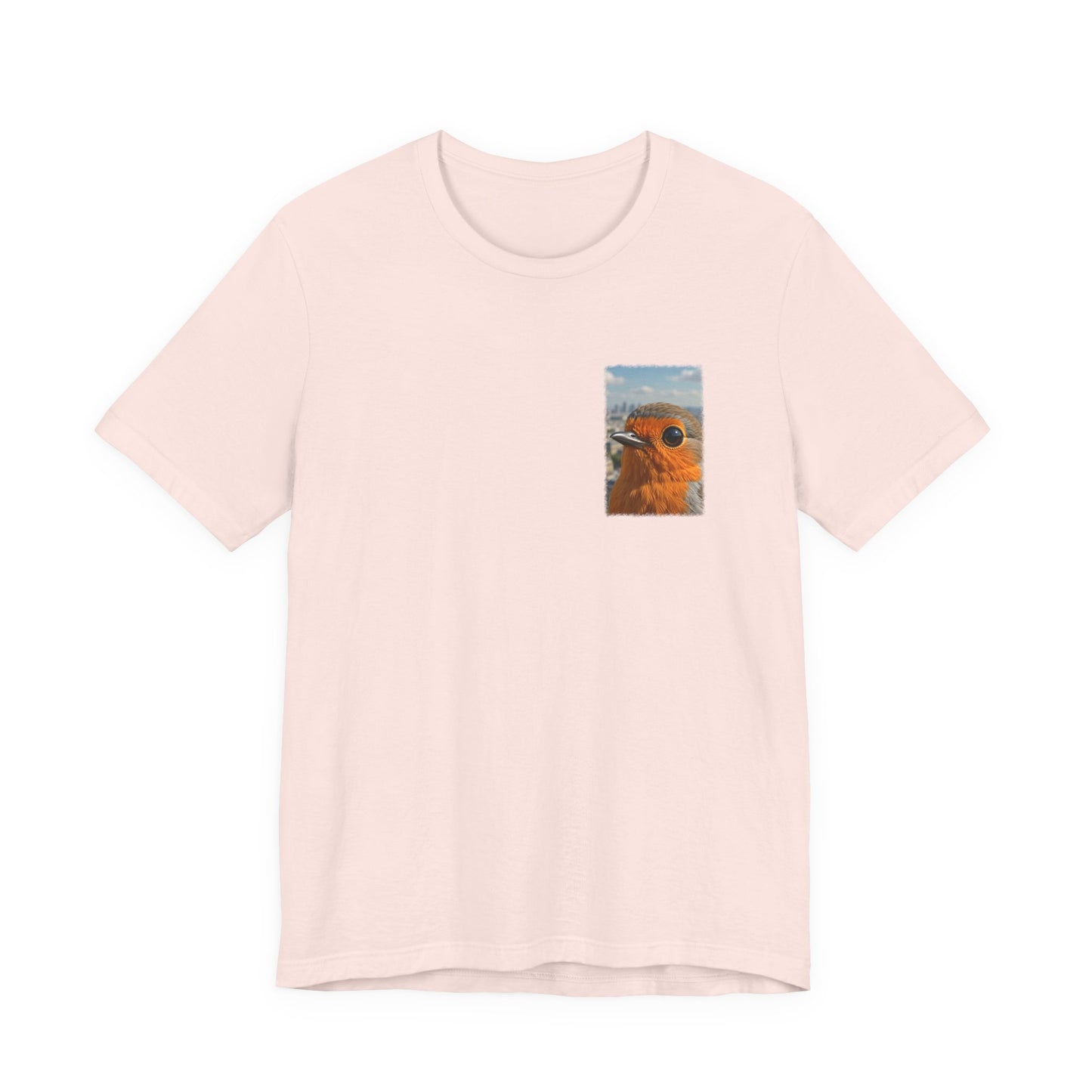 Rosi Rotkehlchen vor der Pariser Skyline T-Shirt – Bequemes Premium Shirt für Vogelfreunde