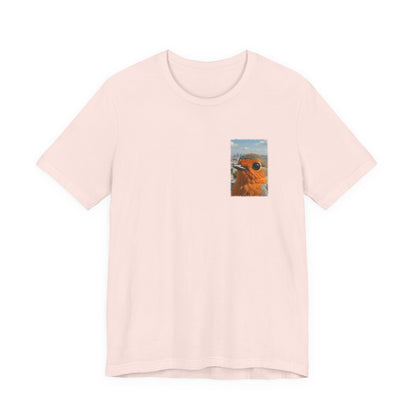 Rosi Rotkehlchen vor der Pariser Skyline T-Shirt – Bequemes Premium Shirt für Vogelfreunde