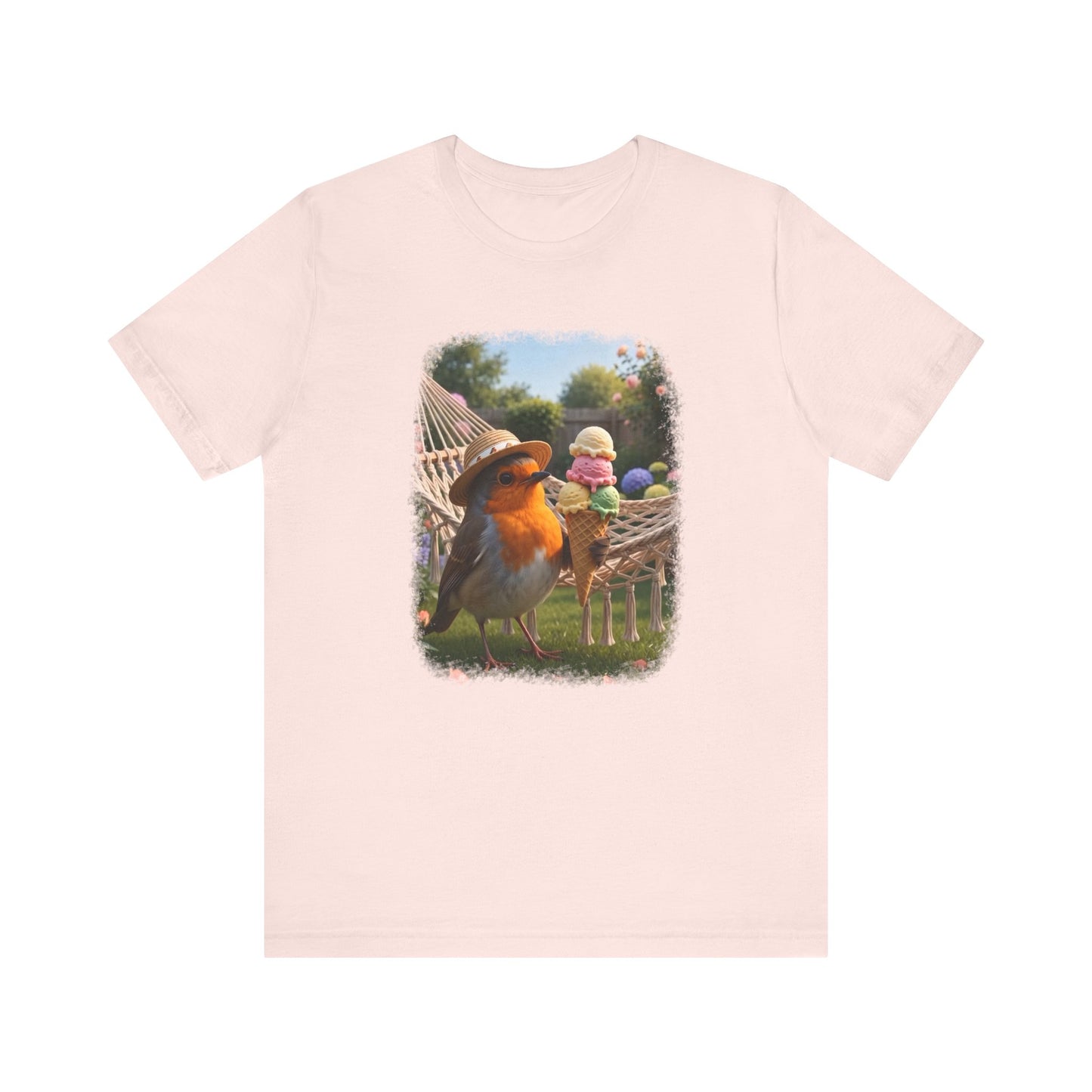 Pinkes T-Shirt aus weicher Baumwolle. Auf der Brust ist eine große, farbenfrohe digitale Illustration aufgedruckt: Das Rotkehlchen Rosi steht mit einem Sonnenhut in einem sommerlichen Garten und hält ein riesiges Eis mit vier Kugeln in den Flügeln.
