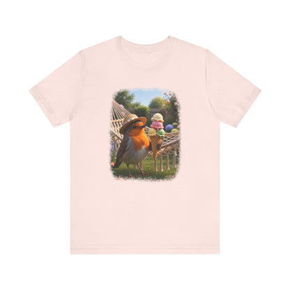 Pinkes T-Shirt aus weicher Baumwolle. Auf der Brust ist eine große, farbenfrohe digitale Illustration aufgedruckt: Das Rotkehlchen Rosi steht mit einem Sonnenhut in einem sommerlichen Garten und hält ein riesiges Eis mit vier Kugeln in den Flügeln.