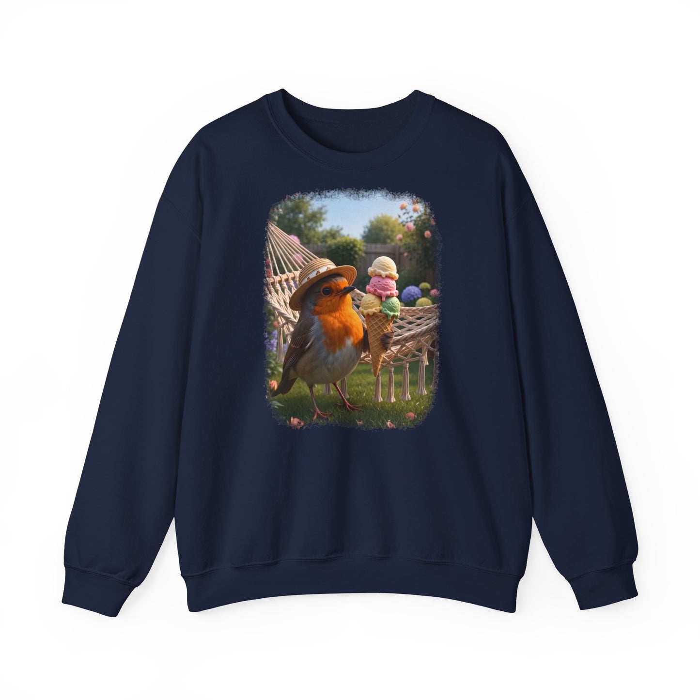 Dunkelblaues Unisex Sweatshirt. Auf der Brust ist eine großflächige digitale Illustration aufgedruckt: Das Rotkehlchen Rosi steht mit Sonnenhut in einem sommerlichen Garten und hält ein riesiges Eis mit fünf Kugeln.