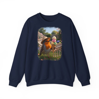 Dunkelblaues Unisex Sweatshirt. Auf der Brust ist eine großflächige digitale Illustration aufgedruckt: Das Rotkehlchen Rosi steht mit Sonnenhut in einem sommerlichen Garten und hält ein riesiges Eis mit fünf Kugeln.