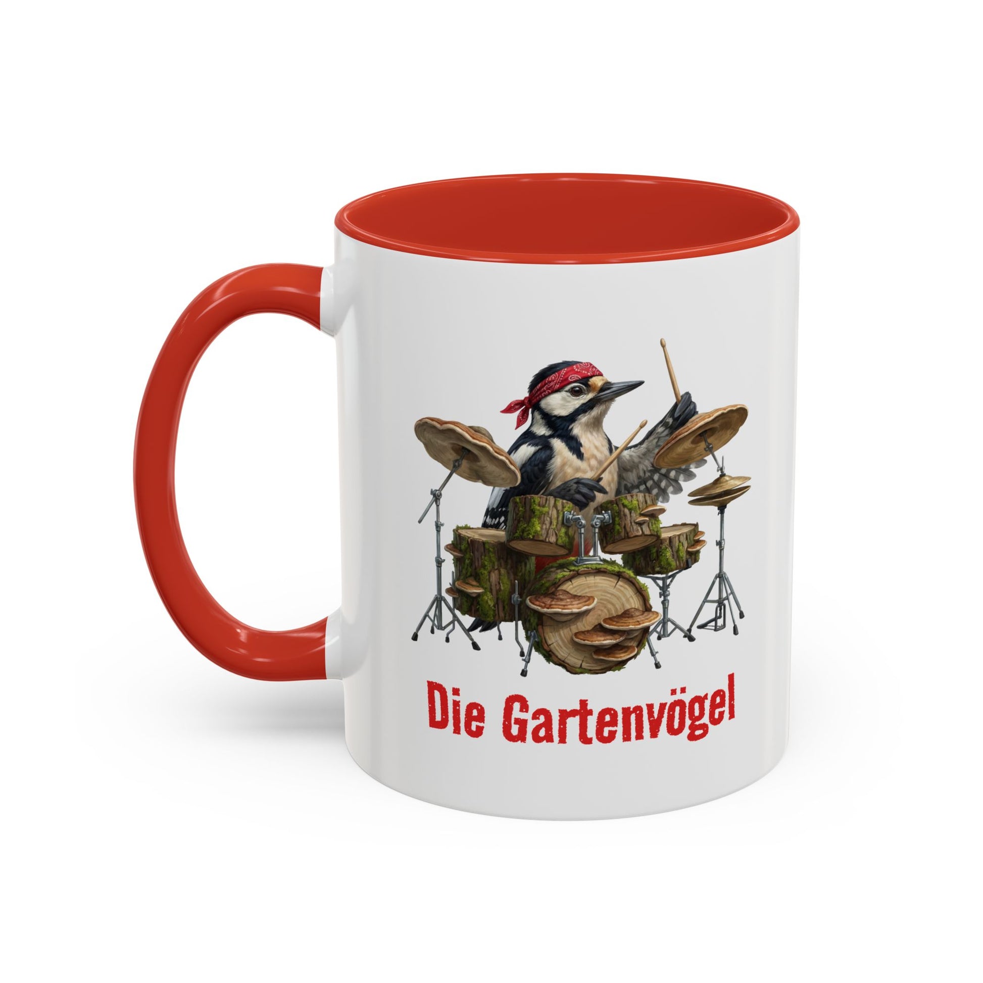 Tasse mit einem Specht, der Schlagzeug spielt, und dem Text „Die Gartenvögel!“ auf weißem Hintergrund