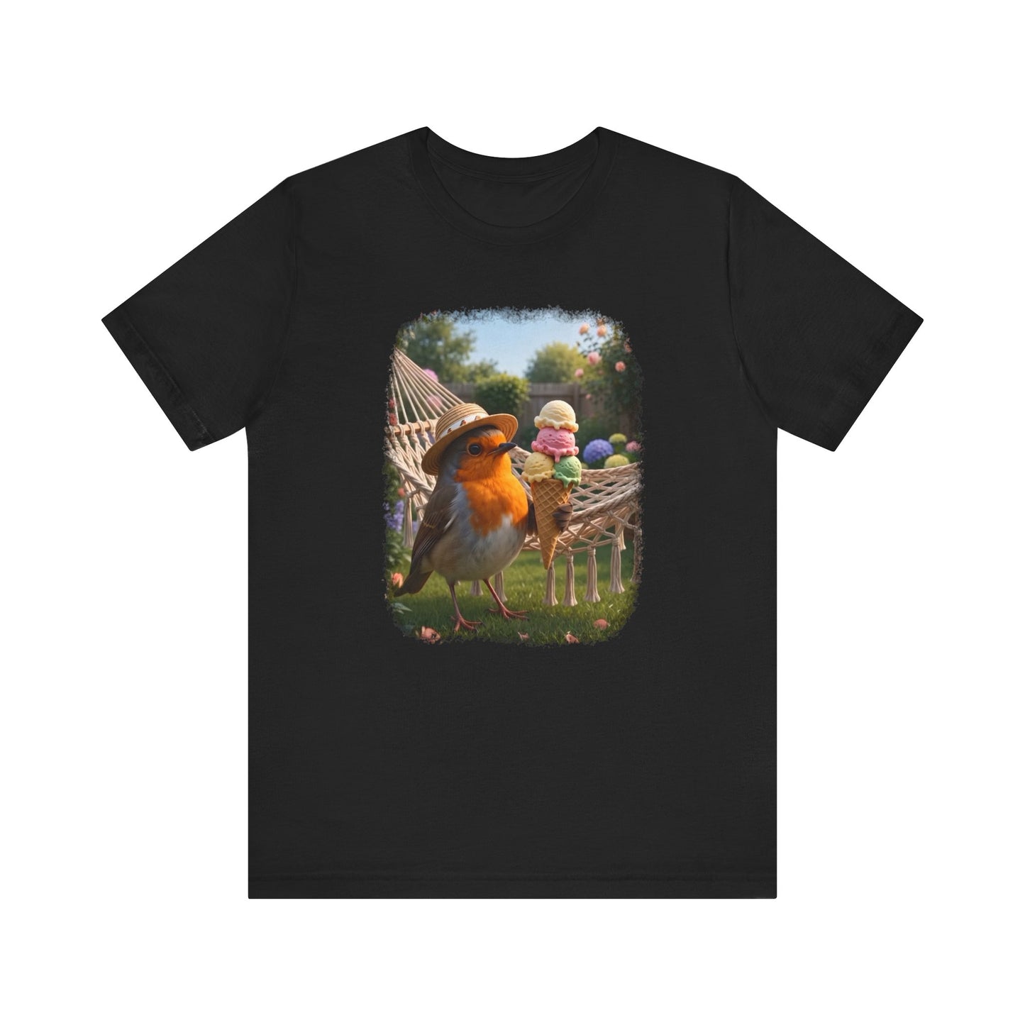 Schwarzes T-Shirt aus weicher Baumwolle. Auf der Brust ist eine große, farbenfrohe digitale Illustration aufgedruckt: Das Rotkehlchen Rosi steht mit einem Sonnenhut in einem sommerlichen Garten und hält ein riesiges Eis mit vier Kugeln in den Flügeln.