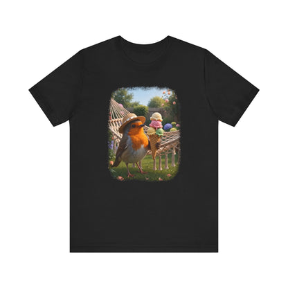 Schwarzes T-Shirt aus weicher Baumwolle. Auf der Brust ist eine große, farbenfrohe digitale Illustration aufgedruckt: Das Rotkehlchen Rosi steht mit einem Sonnenhut in einem sommerlichen Garten und hält ein riesiges Eis mit vier Kugeln in den Flügeln.