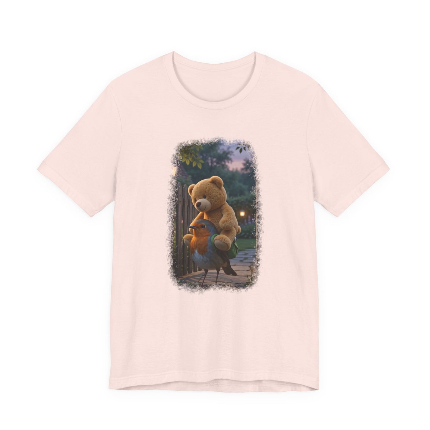 Pinkes T-Shirt aus Baumwolle. Auf der Brust ist eine witzige digitale Illustration aufgedruckt: Ein niedliches Rotkehlchen namens Rosi steht im Vorgarten und versucht, einen riesigen Kirmes-Teddybären in einen viel zu kleinen grünen Frosch-Rucksack zu quetschen.