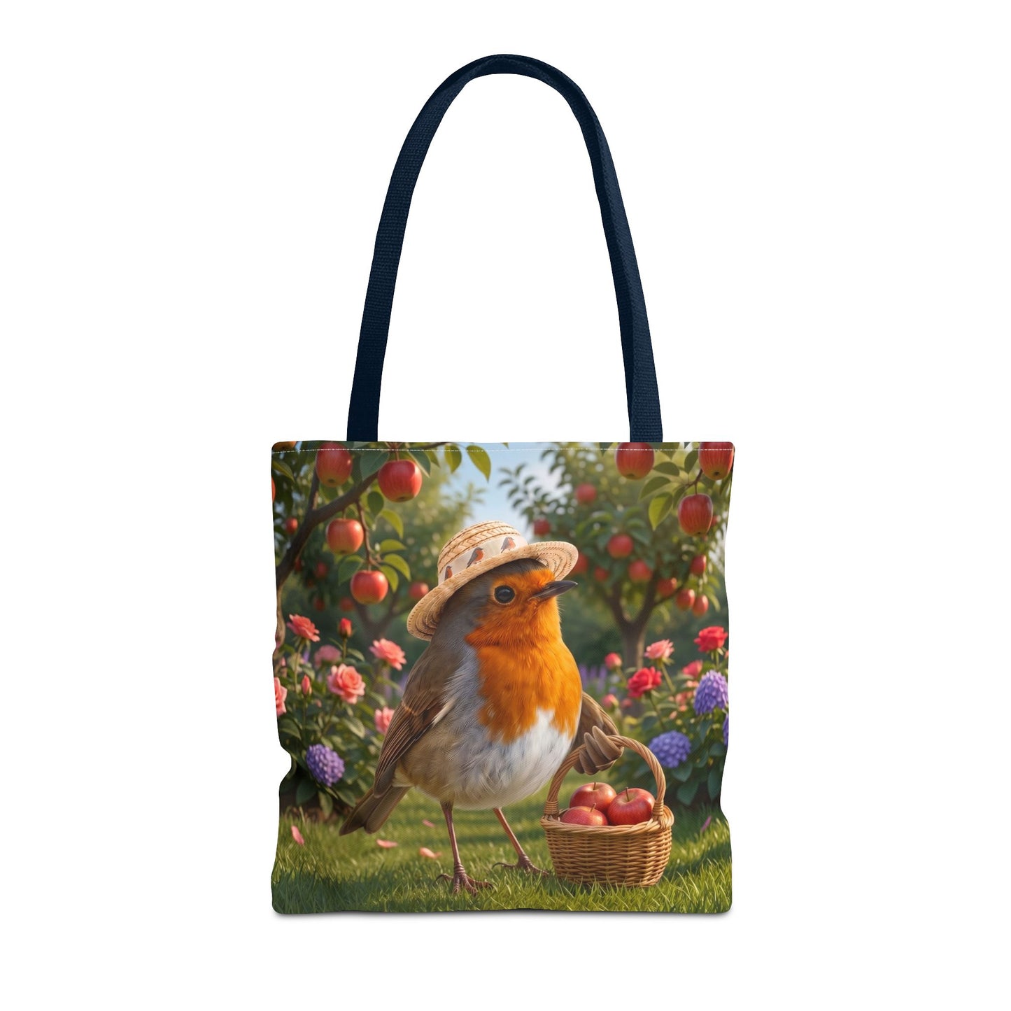 Quadratische Tragetasche aus Stoff mit dunkelblauen Baumwollgriffen. Auf der Tasche ist eine digitale Illustration von einem niedlichen Rotkehlchen namens Rosi aufgedruckt, das einen Sonnenhut trägt und mit einem vollen Apfelkörbchen unter Apfelbäumen in einem Garten steht.