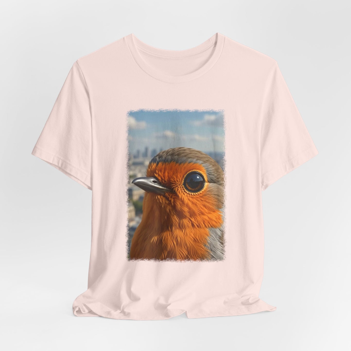 Rosi Rotkehlchen vor der Pariser Skyline T-Shirt – Bequemes Premium Shirt für Reisefreunde
