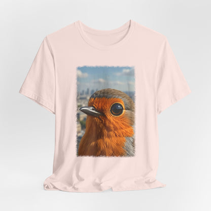 Rosi Rotkehlchen vor der Pariser Skyline T-Shirt – Bequemes Premium Shirt für Reisefreunde