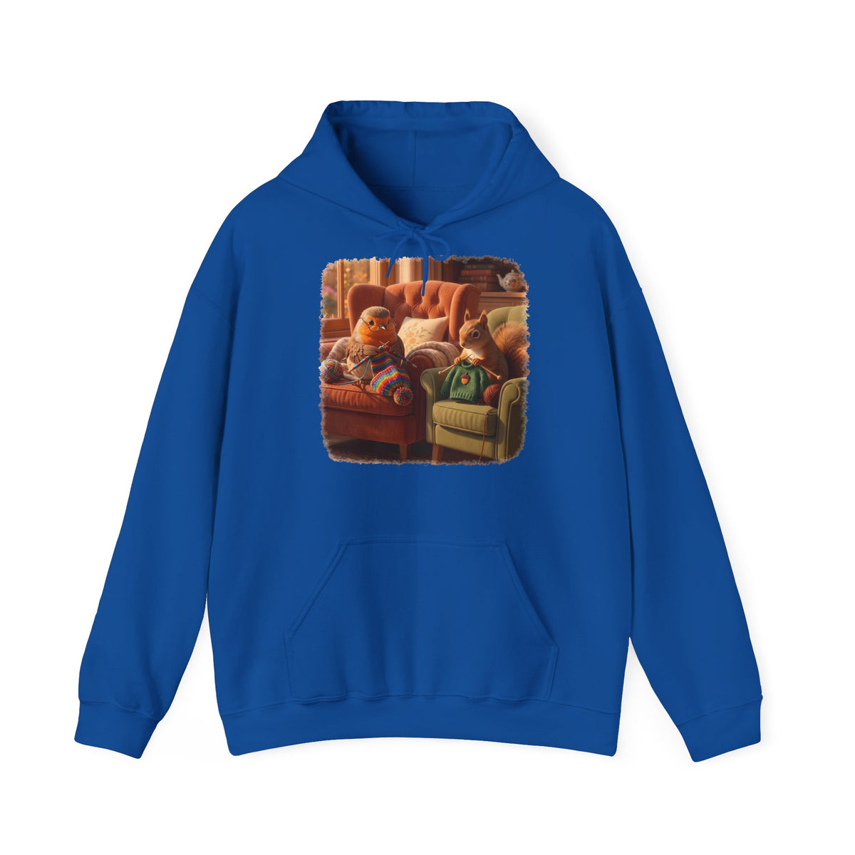 Ein blauer Kapuzenpullover mit einem quadratischen Grafikdruck auf der Brust, der eine gemütliche Wohnzimmerszene zeigt: Ein Rotkehlchen sitzt neben einem Eichhörnchen im grünen Pullover auf einem Sessel, und beide stricken.