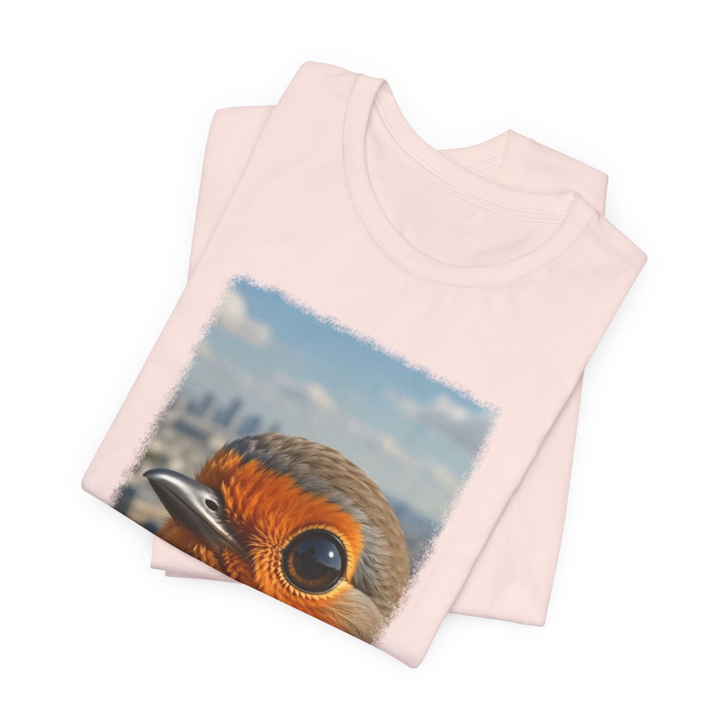 Rosi Rotkehlchen vor der Pariser Skyline T-Shirt – Bequemes Premium Shirt für Reisefreunde