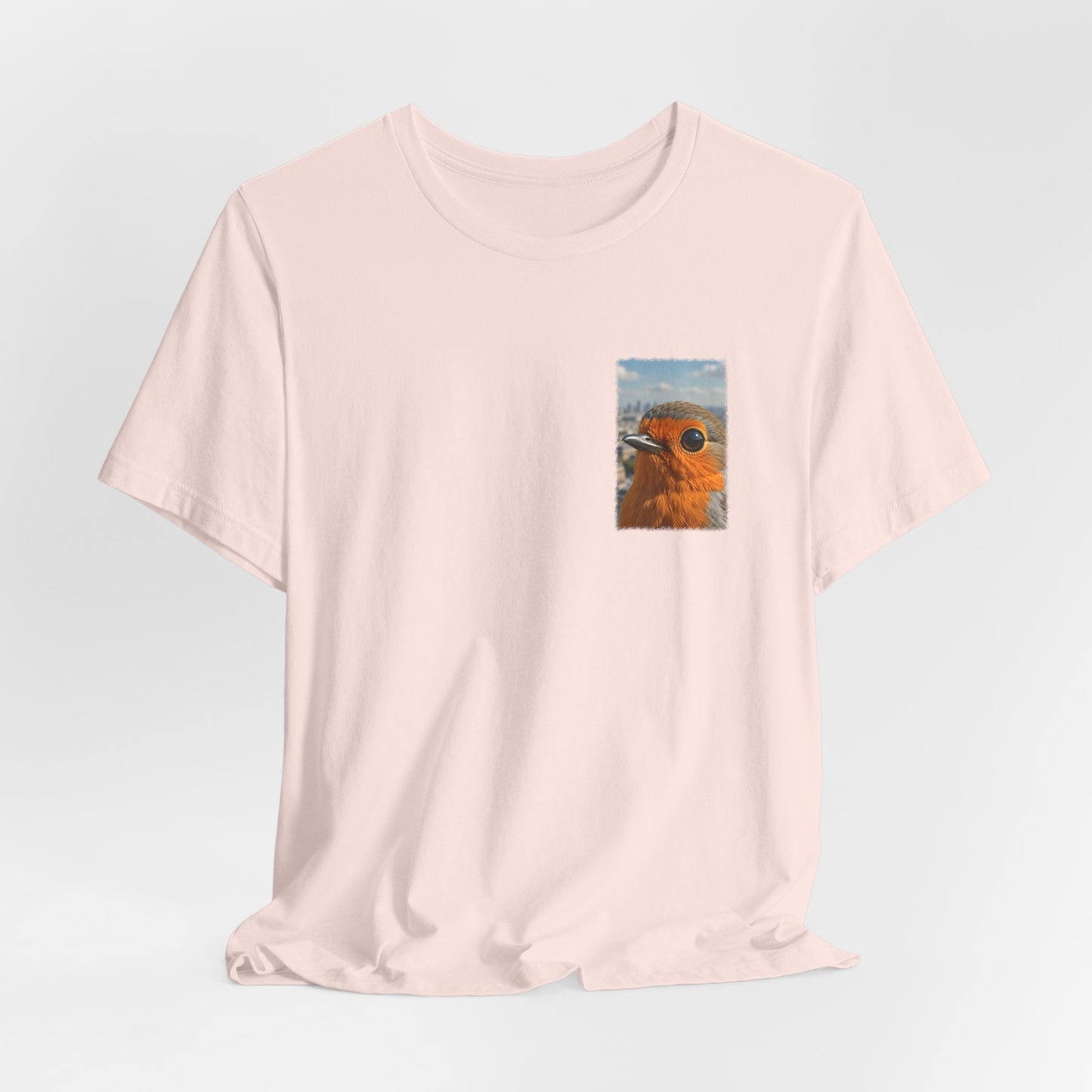 Rosi Rotkehlchen vor der Pariser Skyline T-Shirt – Bequemes Premium Shirt für Vogelfreunde
