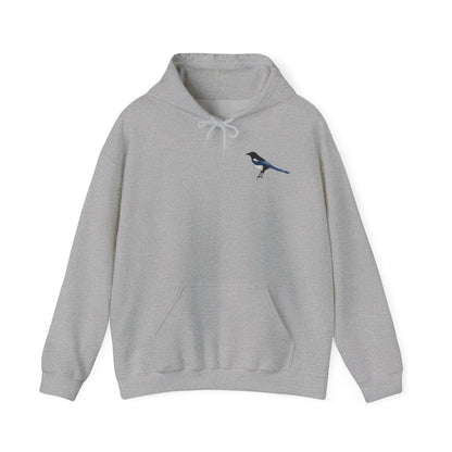 Elster Hoodie – Minimalistischer Kapuzenpullover mit kleinem Vogelmotiv für Naturfans