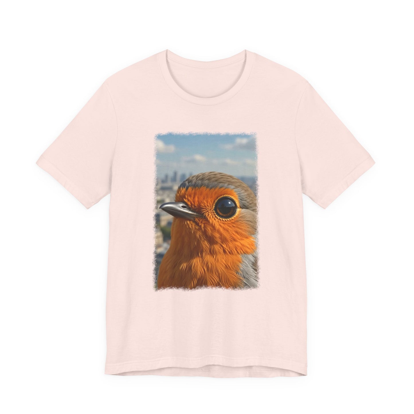 Rosi Rotkehlchen vor der Pariser Skyline T-Shirt – Bequemes Premium Shirt für Reisefreunde