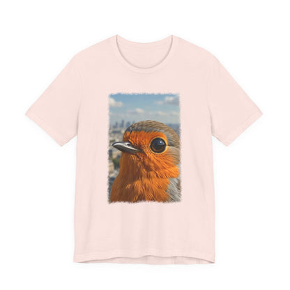 Rosi Rotkehlchen vor der Pariser Skyline T-Shirt – Bequemes Premium Shirt für Reisefreunde
