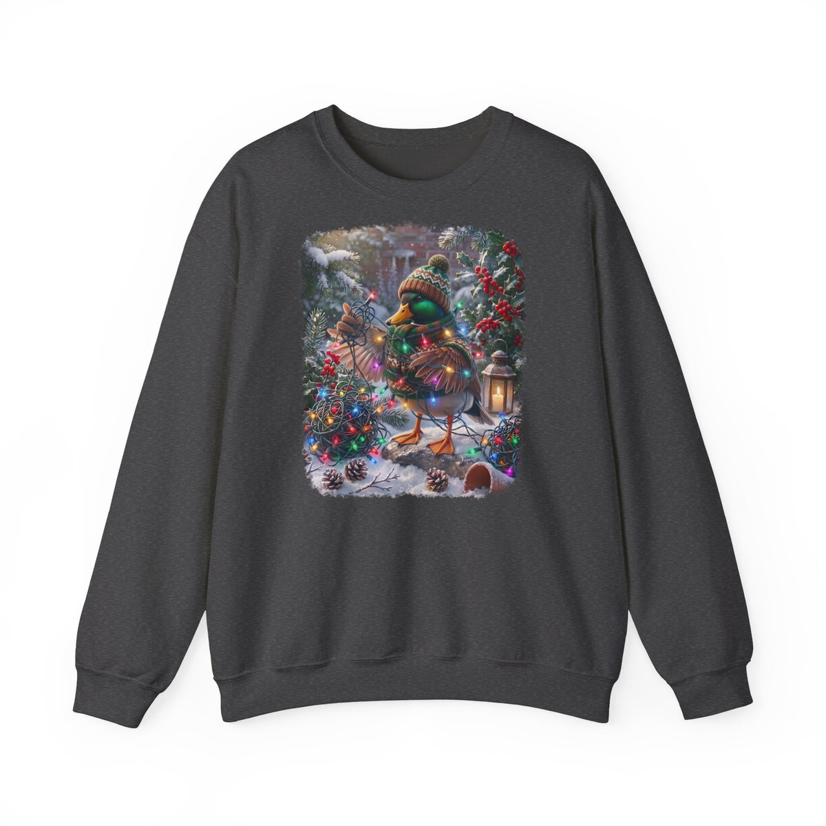 Ein dunkelgraues Sweatshirt mit Rundhalsausschnitt und einem farbenfrohen Grafikdruck: eine Stockente in Winterkleidung und mit Mütze, die inmitten von Weihnachtsbäumen und Schnee eine Lichterkette hält.