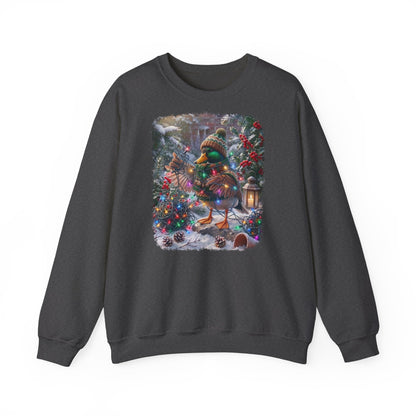 Ein dunkelgraues Sweatshirt mit Rundhalsausschnitt und einem farbenfrohen Grafikdruck: eine Stockente in Winterkleidung und mit Mütze, die inmitten von Weihnachtsbäumen und Schnee eine Lichterkette hält.