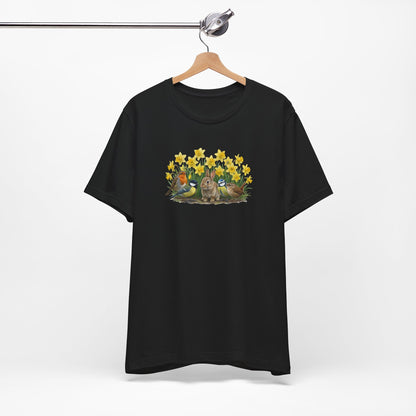Oster T-Shirt "Gartenfreunde" - Kaninchen, Rotkehlchen & Meisen in Osterglocken | Premium Baumwolle