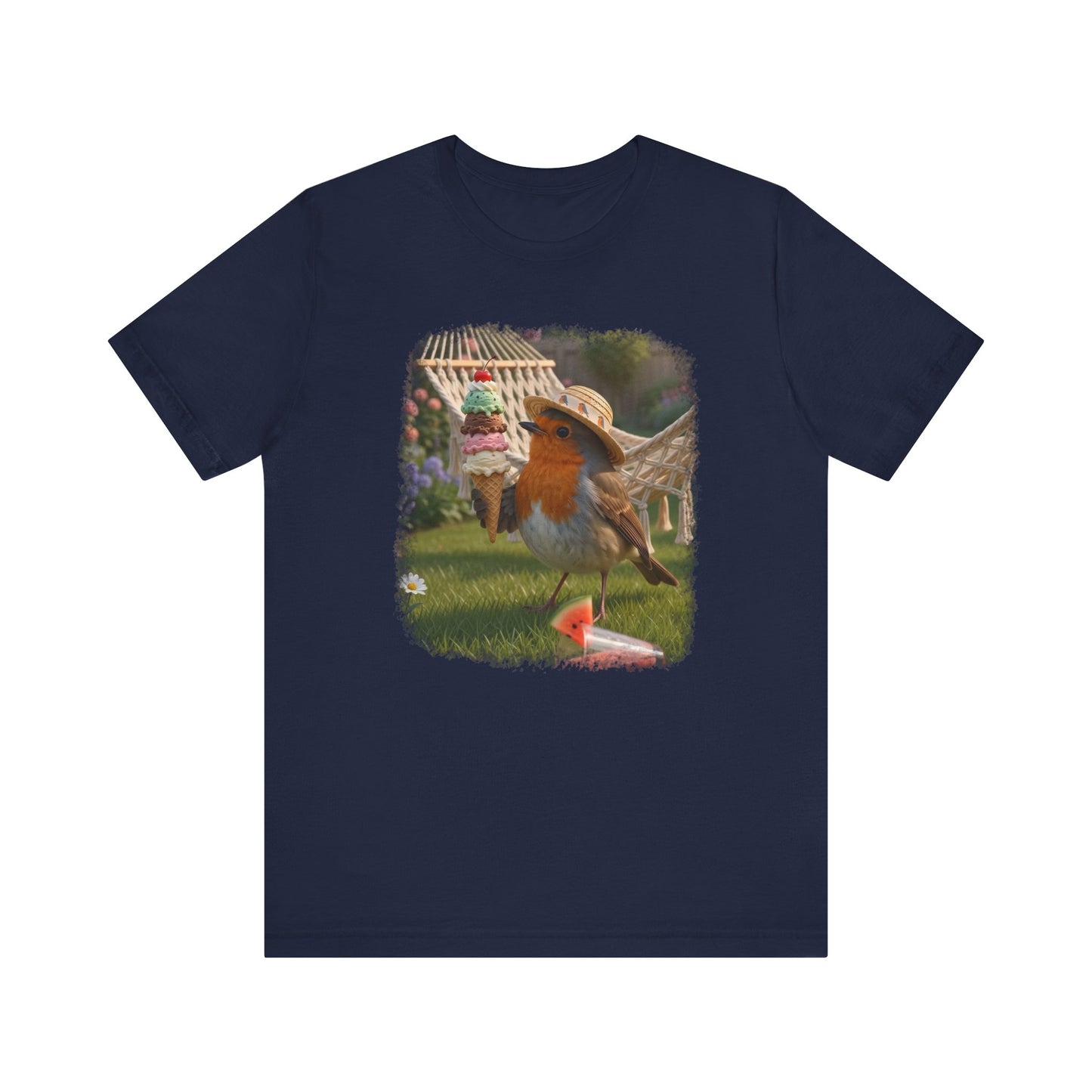 Dunkelblaues T-Shirt aus weicher Baumwolle. Auf der Brust ist eine große, farbenfrohe digitale Illustration aufgedruckt: Das Rotkehlchen Rosi steht mit einem Sonnenhut in einem sommerlichen Garten und hält ein riesiges Eis mit vier Kugeln in den Flügeln.